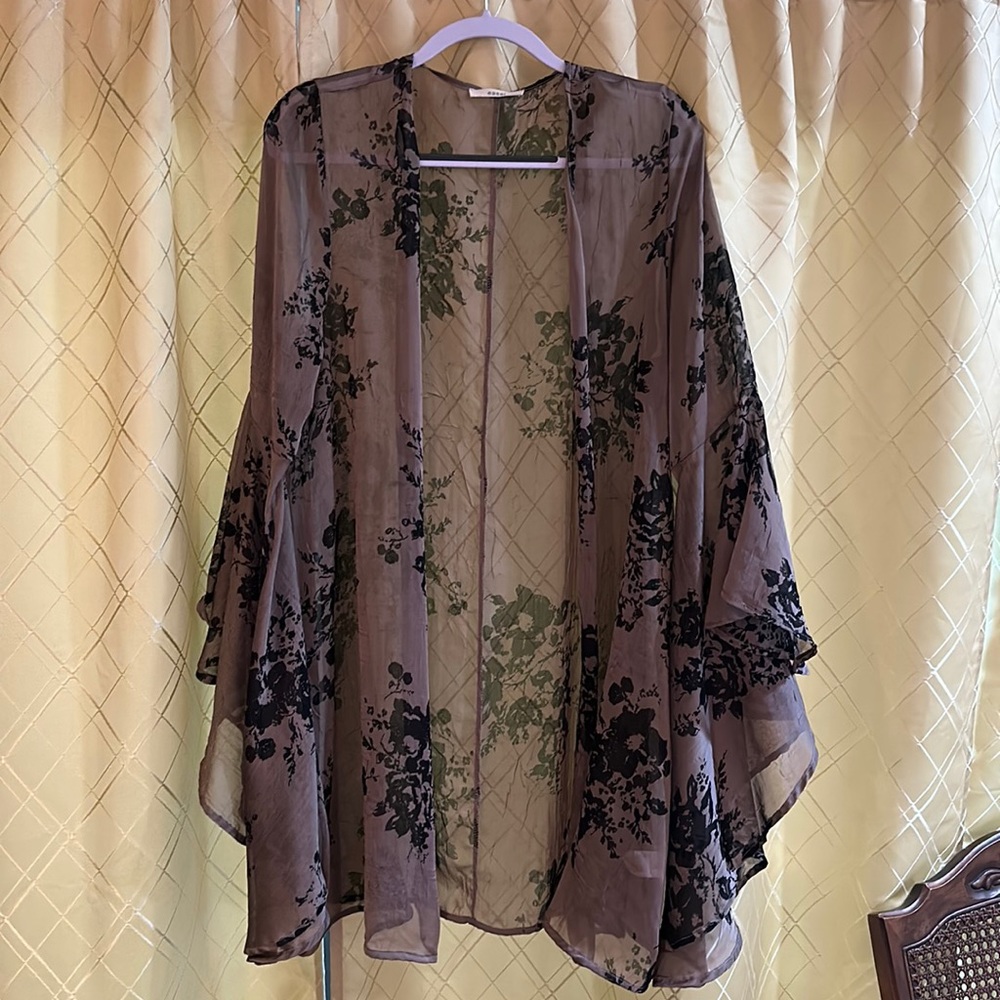 Easel Flowy Kimono